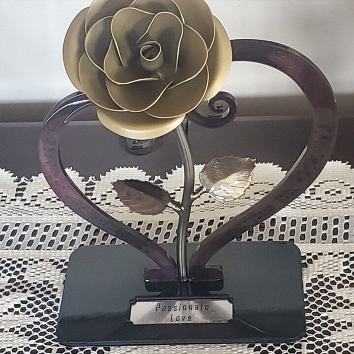 🌹💗Iron Red Metal Rose with Heart-Shaped Stand.