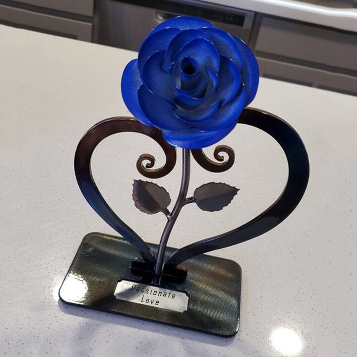 🌹💗Iron Red Metal Rose with Heart-Shaped Stand.
