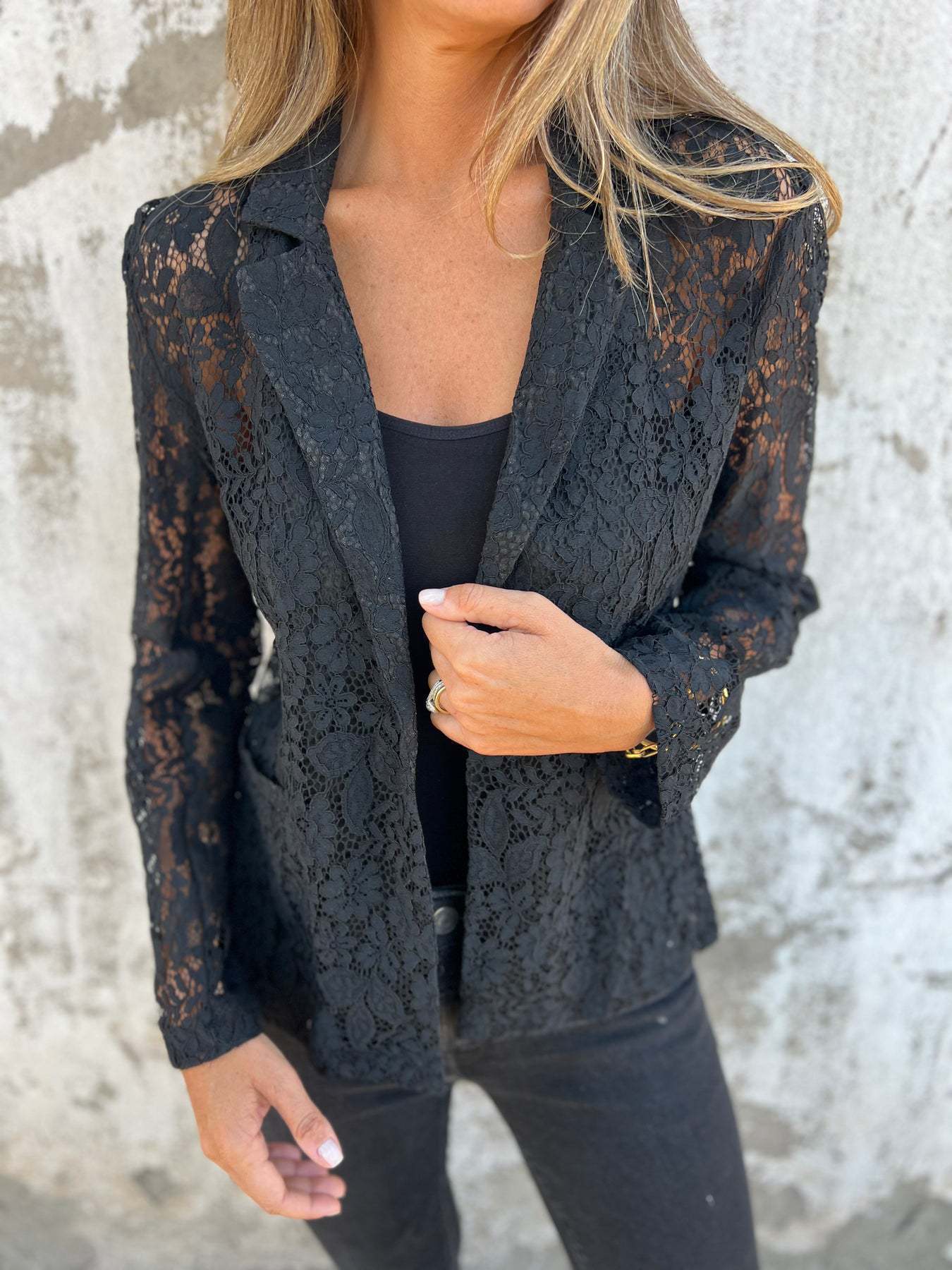 Blazer made of continuous lace mesh