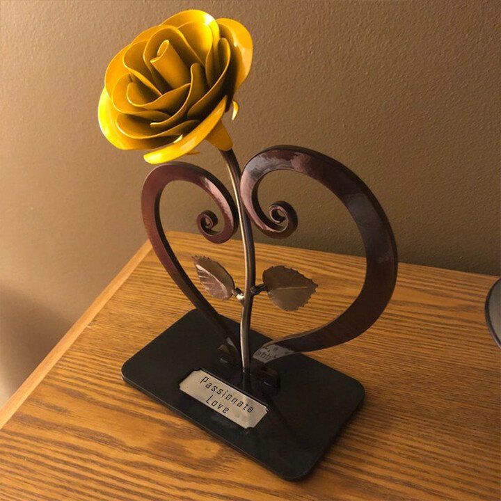 🌹💗Iron Red Metal Rose with Heart-Shaped Stand.