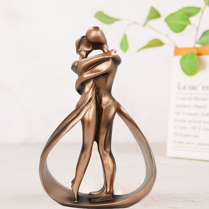🔥🔥Romantic lovers embrace statue